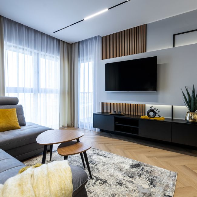 Salon w mieszkaniu przygotowanym do sprzedaży