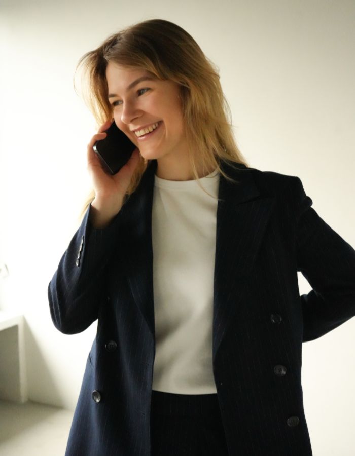 Natalia Szyszka podczas rozmowy telefonicznej z klientem